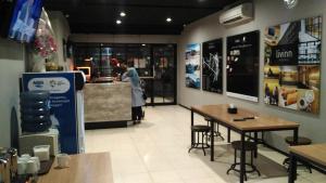 Un restaurante u otro lugar para comer en Livinn Hostels Gubeng Station Surabaya
