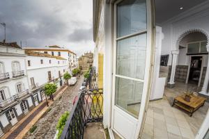 einen Balkon mit Stadtblick in der Unterkunft Apartahotel Siglo XIX in Tarifa
