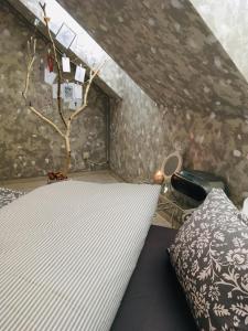 sypialnia z łóżkiem i drzewem w obiekcie Apartmán U ZÁMECKÉ DYJE w mieście Lednice