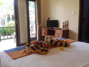 Un dormitorio con una cama con dos toallas encima. en The Taran Villas Lembongan, en Nusa Lembongan