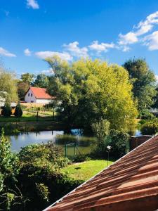 most nad rzeką z domem w tle w obiekcie Apartmán U ZÁMECKÉ DYJE w mieście Lednice +22 zdjęcia
