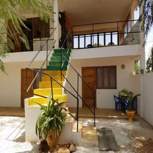 une maison avec un escalier avec des marches jaunes et vertes dans l'établissement Al Jannah, à La Somone