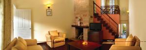 Il comprend un salon avec une cheminée et une télévision. dans l'établissement The Siena Village, à Chinnakanal