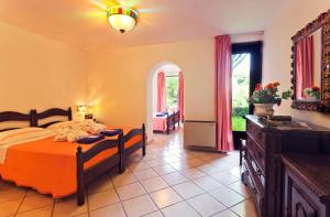ein Schlafzimmer mit einem Bett und einem großen Fenster in der Unterkunft Hotel San Valentino Terme in Ischia