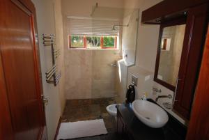 un piccolo bagno con lavandino e doccia di Kingsbury Cottage a Breërivier Altre 4 foto
