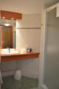 Et badeværelse på Logis Hotel Les Vosges