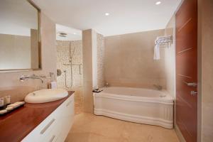 Ванная комната в Frontel Al Harithia Hotel