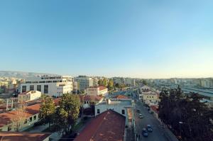 雅典Athens Iris Hotel的享有城市街道上方建筑的景致