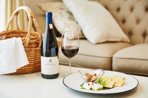 - une bouteille de vin, une assiette de nourriture et un verre de vin dans l'établissement Wakanoura Nature Resort Epicharis, à Wakayama