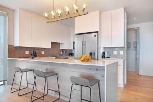 Virtuvė arba virtuvėlė apgyvendinimo įstaigoje Elements Luxury Suites by Totalstay