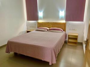 1 dormitorio con 1 cama grande y 2 almohadas en Villa Alexis - Location de vacances à Trou aux Biches, en Trou aux Biches