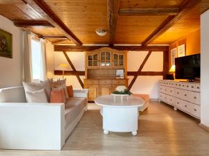 a living room with a couch and a table at Ferienwohnung Schultheiß in Remptendorf