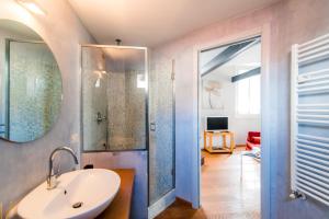 Ванна кімната в Antica Via Volta - The House Of Travelers +44 фото