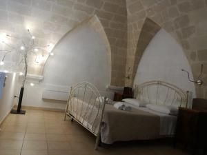 1 Schlafzimmer mit 2 Betten in einem Zimmer mit Bögen in der Unterkunft Casa Vacanza Bella Vista in Matera