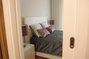 1 dormitorio con 1 cama con 2 almohadas en My Home in Lisbon, en Lisboa