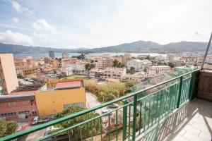 einen Balkon mit Stadtblick in der Unterkunft Carola's Home - Goelba in Portoferraio