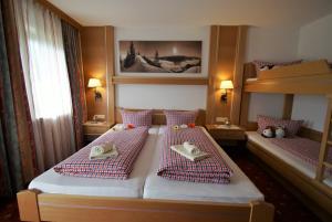 um quarto de hotel com duas camas com toalhas em All Inclusive Hotel Bachmayerhof em Uderns