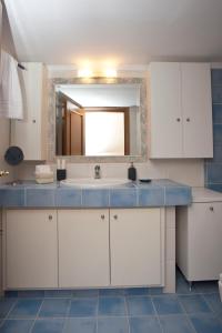 bagno con lavandino e specchio di New Stylish and Cozy House a Salonicco