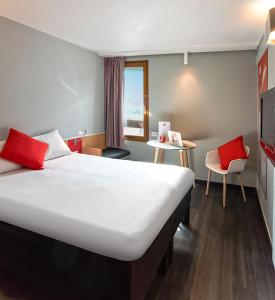 A bed or beds in a room at ibis Strasbourg Sud La Vigie