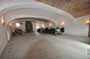 上德勞堡的住宿－波斯特酒店，停放在车库里的一群摩托车