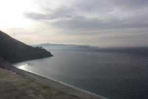 a view of the ocean from the side of a cliff at Gemma del Sud in Scilla