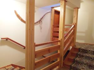 una escalera en una casa con escaleras de madera en Wynajem Pokoi Rancho, en Ząb