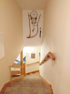 una escalera en una casa con un dibujo en la pared en Wynajem Pokoi Rancho, en Ząb