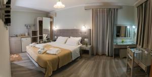 Postel nebo postele na pokoji v ubytování Aklidi Hotel
