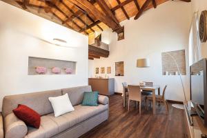 - un salon avec un canapé et une table dans l'établissement Locanda Bepa, à Ostiglia