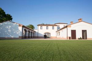 un gran campo de césped frente a un edificio en Locanda Bepa, en Ostiglia