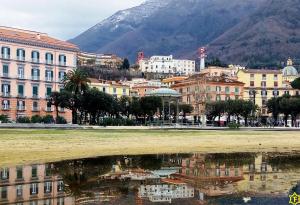 een stad met een reflectie in een lichaam van water bij Cuore di Stabia in Castellammare di Stabia