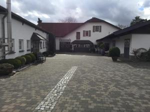 una entrada de ladrillo frente a una casa blanca en Hof Busen Loft en Mönchengladbach