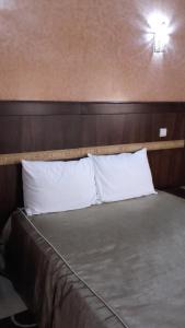 Vuode tai vuoteita majoituspaikassa Hotel AMOUDOU فندق أمودو