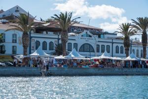 Villa Ofelia 46 by Destination Algarve في Santo Amaro: مجموعة من الخيام أمام المبنى