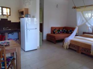 キウェンワにあるKamili View Apartmentsのリビングルーム(白い冷蔵庫、ソファ付)