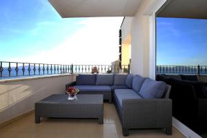 sala de estar con sofá y mesa en el balcón en Hotel Niko en Zadar
