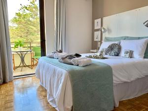 A bed or beds in a room at Blue Elegance City Center Heraklion Apartment Még 37 kép