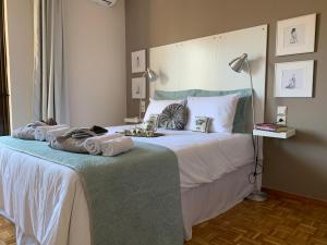 A bed or beds in a room at Blue Elegance City Center Heraklion Apartment