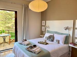A bed or beds in a room at Blue Elegance City Center Heraklion Apartment
