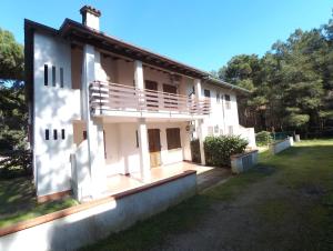 un edificio bianco con portico e cortile di Villetta Lagomare a Lido di Spina