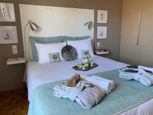 A bed or beds in a room at Blue Elegance City Center Heraklion Apartment