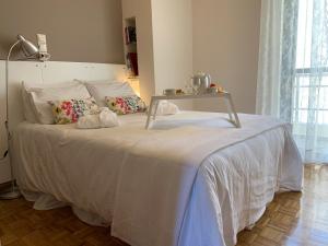A bed or beds in a room at Blue Elegance City Center Heraklion Apartment