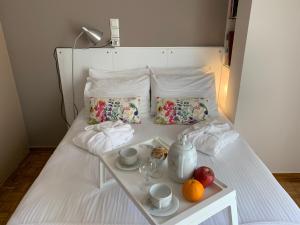 A bed or beds in a room at Blue Elegance City Center Heraklion Apartment
