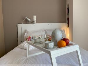 A bed or beds in a room at Blue Elegance City Center Heraklion Apartment
