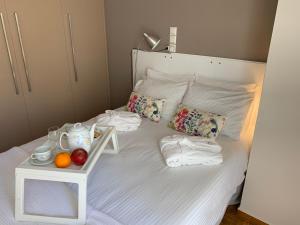 A bed or beds in a room at Blue Elegance City Center Heraklion Apartment