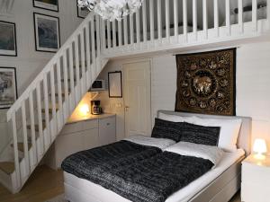 1 dormitorio con 1 cama y escalera en Lovely Mint Garden Studio, en Vantaa