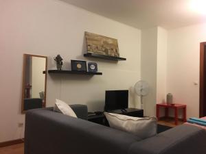un soggiorno con divano e specchio di São Roque Apartment a São Roque