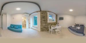 salon z niebieską kanapą i stołem w obiekcie Il Giardino di Riomaggiore Suite w mieście Riomaggiore