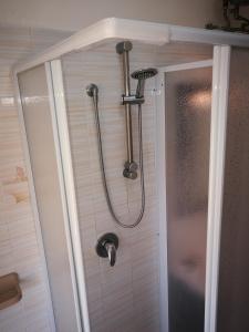 アルカモ・マリーナにあるVilla Frangipaniのバスルーム(シャワー、シャワーヘッド付)が備わります。