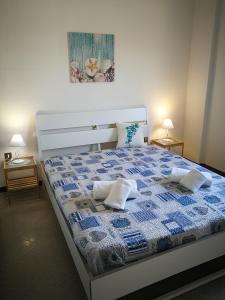 アルカモ・マリーナにあるVilla Frangipaniのベッドルーム1室(枕2つ付)